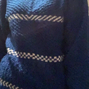 En stickad blå/vit tröja - Stickad tröja som inte kliar på mig tycker den är skön men använder den inte:/ Storleken är XS/S men det stog inte på den utan på hemsidan:) 