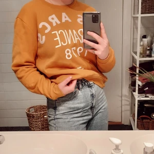 Gul collegetröja - Så otroligt mjuk och skön collegetröja som knappt är använd, färgen ser ut som den flrsta bilden😇