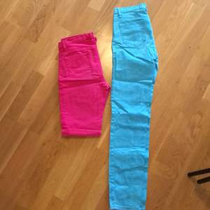 Två par jeans för ungdomar i storlek 164, ett par rosa och ett par ljusblå. 