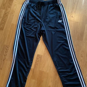 Adidas firebird - Adidas firebird byxor i okej skick. Lite små färgfläckar men annars i bra skick utan hål eller liknande. Storlek L