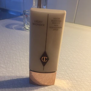 Charlotte Tilbury - Säljer min helt nya foundation från Charlotte Tilbury pga lite fel färg på mig då den är lite för ljus. Färgen är NW6 6RD. Postas.