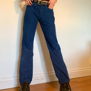 Mörkblåa moderna raka Levi’s 514 manchesterbyxor  - Mörkblåa/marinblåa raka manchesterbyxor från Levi’s i modellen 514🪡 Så snygga till en tajt topp i en neutral färg samt ett par svarta skor och matchande svart bälte! Eller ett par ljusa sneakers för att kontrastera från de mörka byxorna och en matchande ljus hoodie! Märkta som W 31, L 32 och har följande mått: midjemått: 84 cm, byxlängd: 102 cm, innerbenslängd: 77 cm