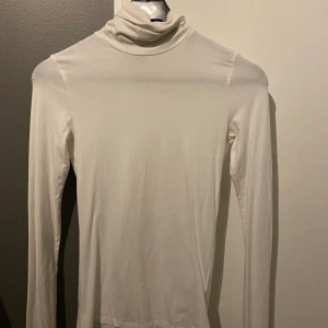 Vit polotröja  - Bekväm vit polotröja från weekday. Aldrig använd, skönt material. Passar till allt. Orginalpris 499. 