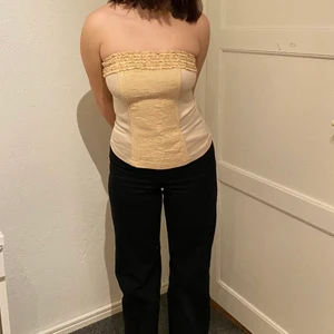 Korsett - Vacker beige korsett-top köpt på secondhand men orginellt från Veromoda. I storlek M men jag skulle säga att den mer är i storlek S. Väldigt bra skick och den är väldigt unik 🤍🤍 frakt ingår i priset