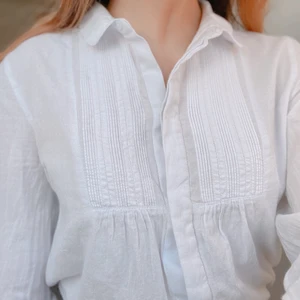 💙 babyblå preppy blus från zara 💙 - superfin babyblå blus från zara, som ger en såndär söt flickig vibe! kan även kombineras med kjol och strumpbyxor för en mer profesionell look! 👔👠 frakt tillkommmer! budning vid flera intresserade! kontakta vid frågor! 💌 