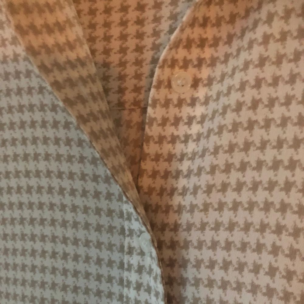 En snygg skjorta i mjukt material. Storlek 38 & knappt använd då den inte passar mig i storlek❤️. Blusar.