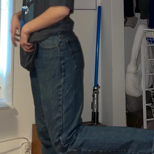 Baggy jeans - Säljer dessa SuPeRcOoLa baggy jeans som jag köpte på second hand. De är i bra skick och jag har själv aldrig använt de. Jag är 177 cm lång och har storlek 38 i jeans eller waist 28