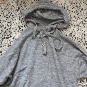 Snygg tröja!  - Cool grå tröja från hm ! Väl använd men bra skick ändå! Vid snabb betalning kan priset sänkas. 