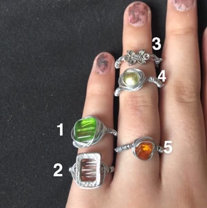 Säljer flera ringar!💕💍 - Säljer flera ringar ! (Handgjorda) super fina❤️💍 det kommer med en godis eller en klubba i paketet.💕 frakten går på 11 kr en ring kostar 20 kr men om man vill köpa alla så blir det 70kr plus frakten 💕❤️😊