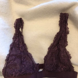 Bralette - Bralette från NAKD i lyxig spets! 😍 Använd ett fåtal gånger! Om ni har frågor eller funderingar så hör av er! 