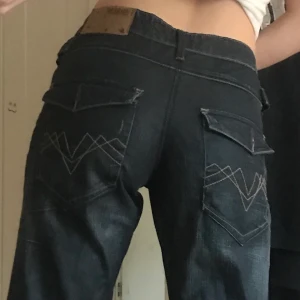 Raka jeans  - Snygga raka fishbone jeans, lagom lågmidjade snygg färg osv snygga fickor... kan frakta eller mötas i Sthlm😋 BUDGIVNING BUDET ÄR PÅ 180 buda i kommentarerna nu 