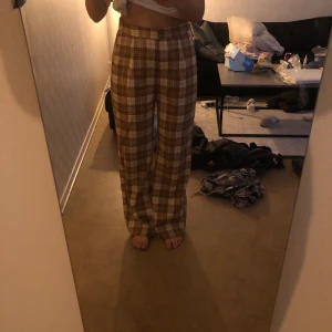 Rutiga byxor  - Rutiga tygbyxor från misslisbells kollektion med nakd. Storlek 38, men lite stora i storleken. Sitter för stort på mig som vanligtvis har M/38. 