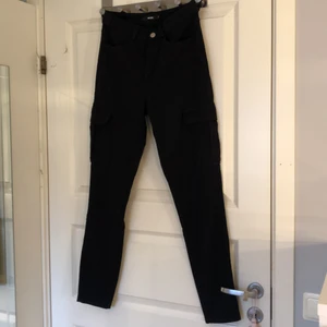 Cargo pants  - Svarta tighta cargo pants från Bik Bok i stl 38. Säljs pga att jag aldrig använt dom. Köparen står för frakt. 