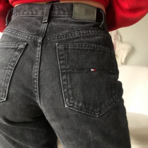 Tommy hilfiger jeans💖 - Köpta på beyond retro i Stockholm i somras för 600kr, använda 3 gånger, jätte bra skick, innerbenslägnden är 74 cm!!💖 