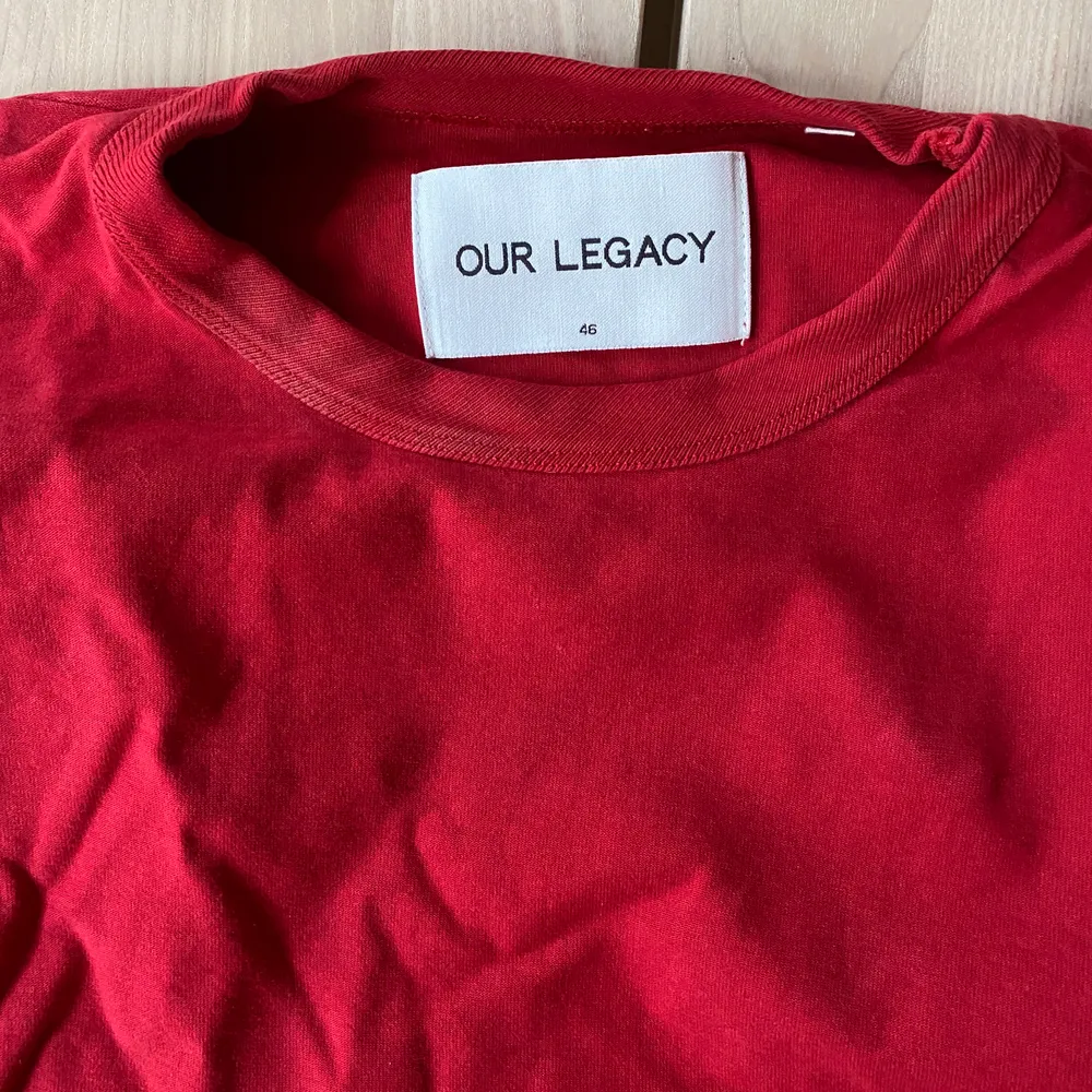 Our Legacy tröja i röd, lite sliten i färgen vid halsen. . Tröjor & Koftor.