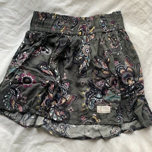 Odd Molly kjol  - En supersöt odd Molly kjol⚡️ dock tycker jag att den är lite kort på mig men annars är den i fint skick o nästan aldrig andvänd🤗