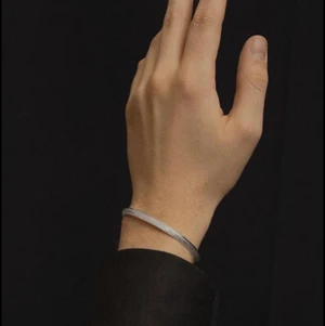 All blues armband - Modell Triangle Bracelet i nyskick, kostar 2800 nytt. Hör av dig med bud! 