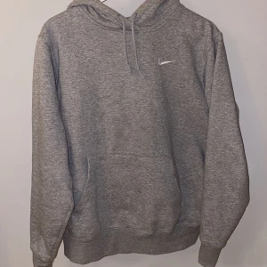 Nike hoodie - Nike hoodie använt en gång, jätte mjukt material strl M🤎 köparen står för frakt