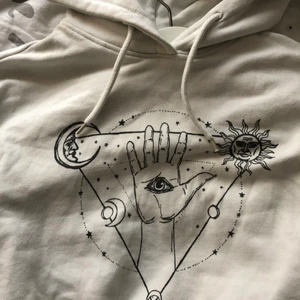 Vit hoodie strl Xs - Vit hoodie ifrån carlings med ett superhäftigt tryck. Säljer då tröjan inte kommer till användning. Köpt i somras och är i superbra skick. Vid fler bilder eller frågor skriv privat. Köpare står för frakt! 