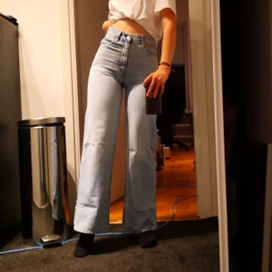 Levis ribcage wide leg  - Bra skick, har bara en liten skråma vid en söm, men inget som märks. Jag är 174 cm. Kan mötas upp i Stockholm, men fraktar även. Jag kan sänka priset vid snabb affär. 