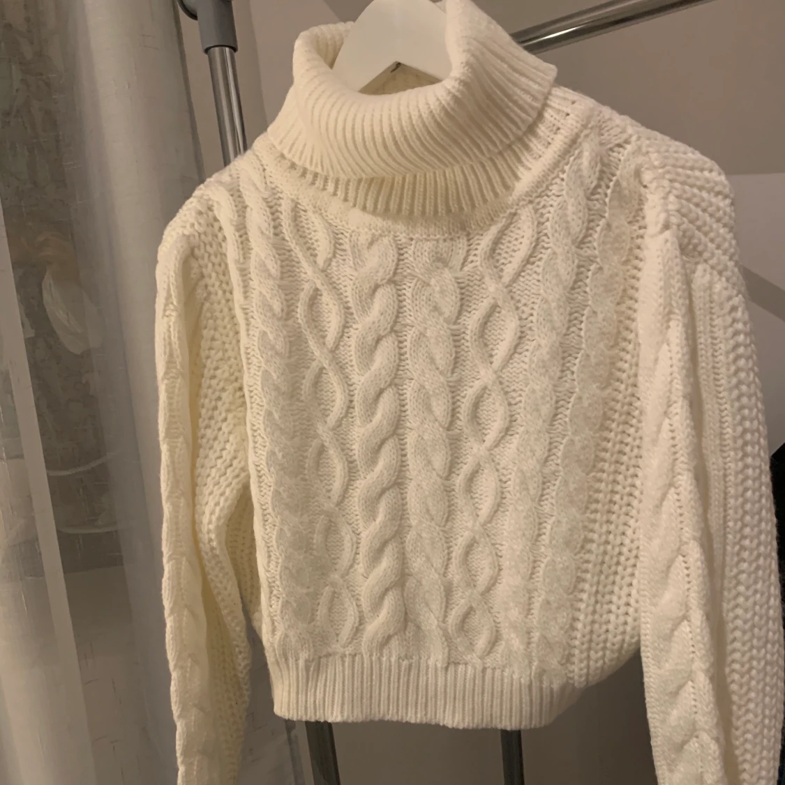 Krämvit croppad stickad polotröja 