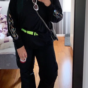 kortröja med metallicflames - skitsnygg tröja från asos (säljs inte längre), den är kort men väldigt bred då det är storlek 52! alla kläder tvättas och sprayas med washologi🍄 150kr + frakt eller högsta bud!