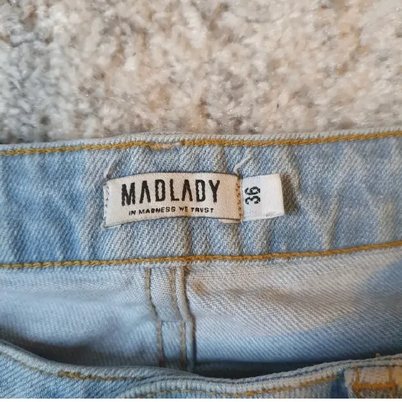 Säljer dessa jätte fina ljusblåa jeans från madlady pga förstora. Färger stämmer mest överens på 2 bilden.. Jeans & Byxor.