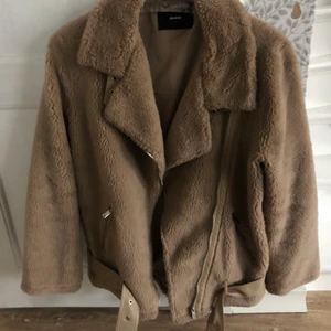 Teddyjacka bikbok  - Teddyjacka köpt på bikbok för två år sedan. I fint skick ena innerfickan är det dock ett hål på men går att sy igen. Storlek S men är lite oversize 🥰