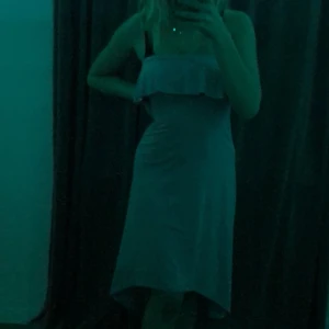 Grå klänning ifrån Gina tricot  - Den är i storlek xs/s