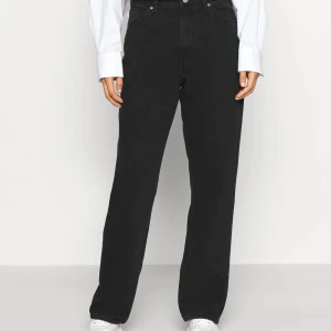 Monki jeans - Jeans från monki i modellen taiki, waist 29, använda ca fem gånger. Nypris 400