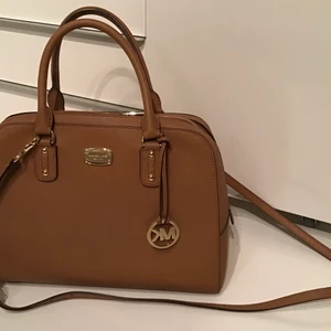 Michael Kors axelväska beige  - Axelväska som är sparsamt använd