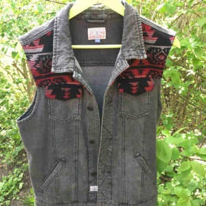  - Köpt på Carlings. Känns rejäl, nästan lite tung. Praktiskt med fyra fickor fram. Stor M så M/L. 