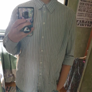  - Blå och vit randig skjorta. Frakt inte inkluderad men priset går att diskuteras.