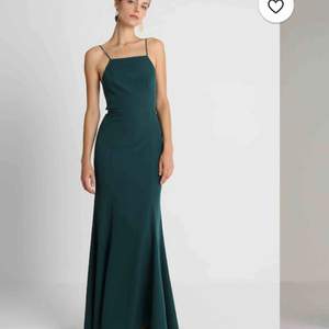 Fett frän och elegant mörkgrön balklänning från märket JARLO. fint släp, sitter tajt men fortfarande väldigt rörligt material. Oanvänd men ingen prislapp på och därför kan ej lämna tillbaka:( köpt för 1300 kr och säljer för 750!