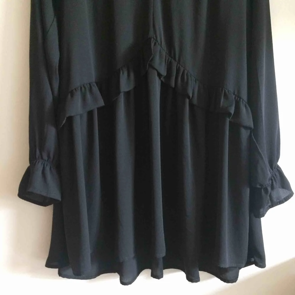Vero Moda svart blusklänning, köpt i dec 2018, oanvänd, polyester. Blusar.