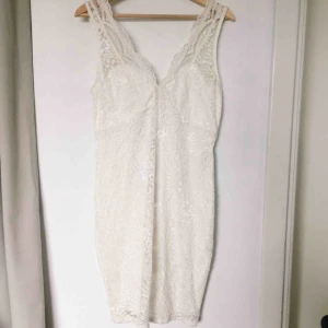  - Superfin spetsklänning! Helt oanvänd med prislapp kvar. Köpt för 350kr från början.