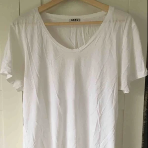  - Acne white T-shirt  Posten +59kr