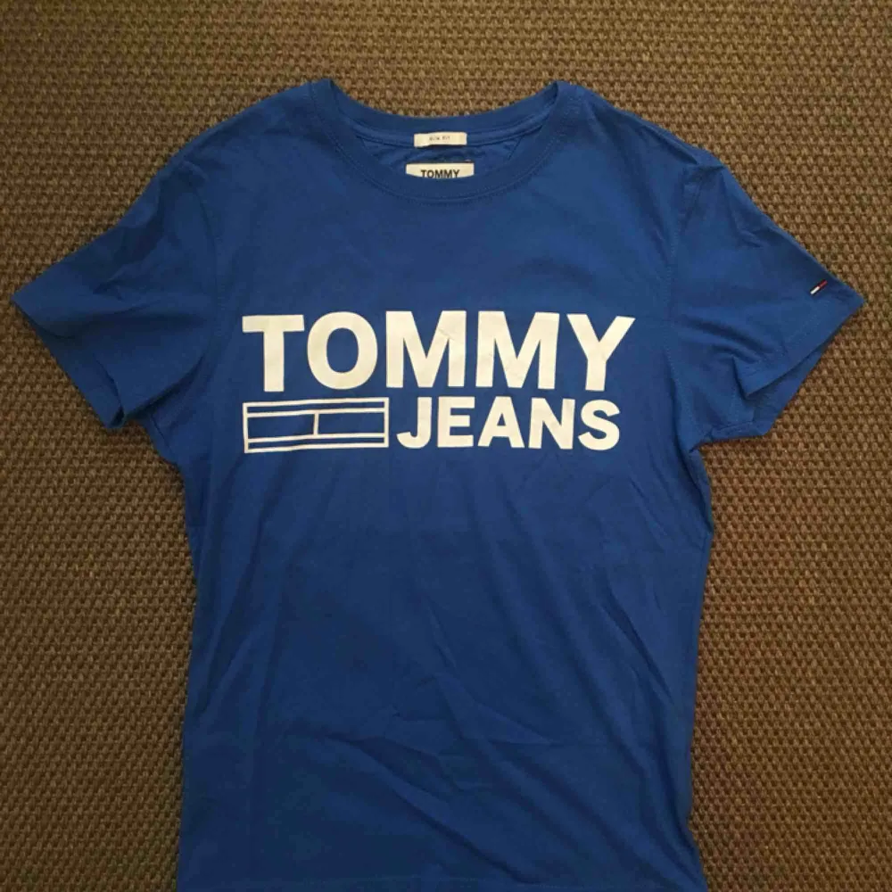 Tshirt från Tommy Jeans i storlek XS, köpt från Zalando. Nyskick. . T-shirts.