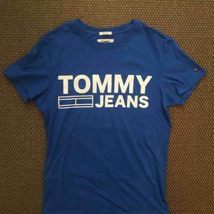 Tshirt från Tommy Jeans i storlek XS, köpt från Zalando. Nyskick. 