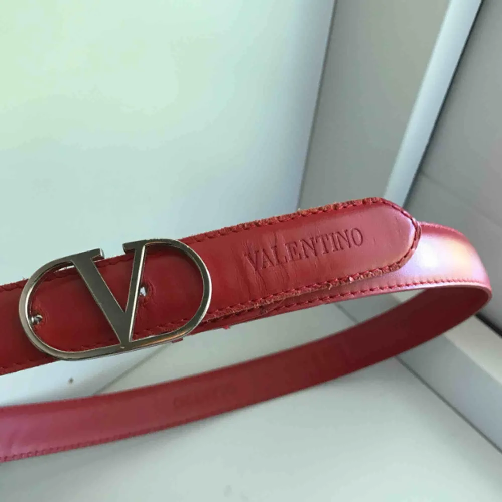 ”Valentino” skärp, begagnat så inte i toppskick men inte särskilt slitet heller 😇. Accessoarer.