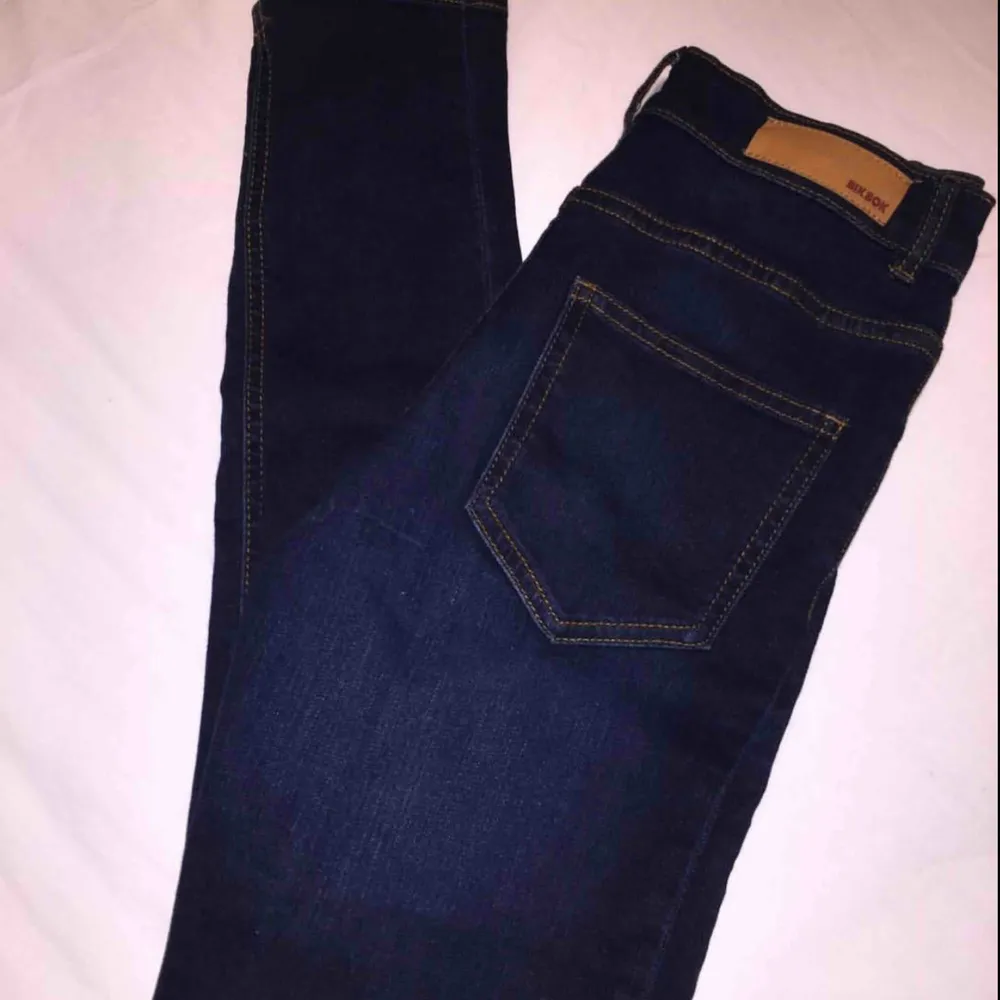 Helt nya jeans från bikbok i xs. Jeans & Byxor.