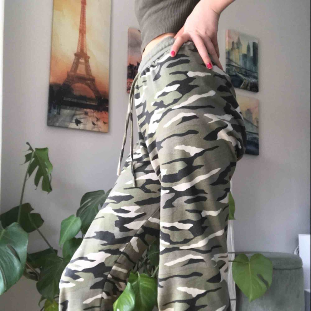 camouflage byxor från Gina Tricot | Plick Second Hand