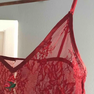  - Jättesöt röd spetstopp med en ros i mitten , strl XS🌹