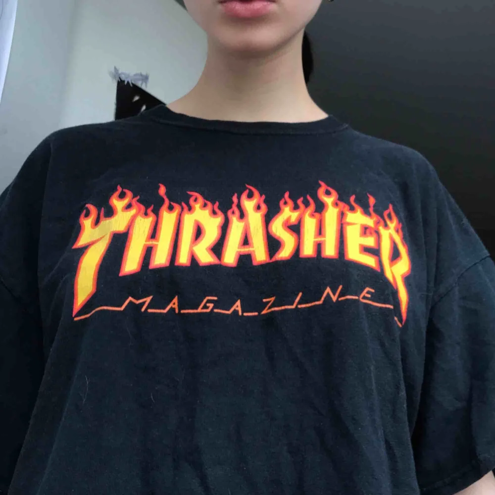 Thrasher t-shirt strl XL. Köpt på Hollywood för 400kr säljer för 250kr! (Frakt tillkommer) Hmu vid intresse!. T-shirts.
