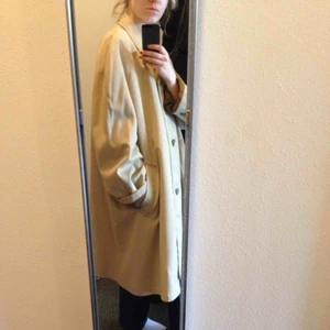  - Jättefin kappa som tyvärr är lite för bred för mina axlar.  Köpare står för frakt, 70 kr