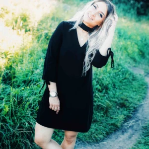  - Liten liten reva i halsen, går att sy enkelt, annars super fin! 