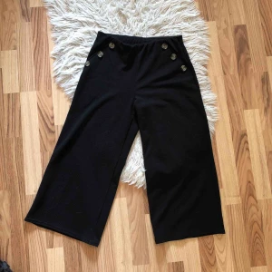  - Sköna och stretchiga culottes! Slutar vid vaden, resår i midjan och har fina knappar som detaljer. Nästan oanvända:)