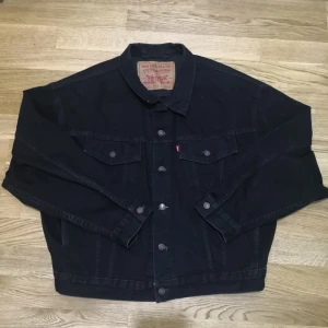  - Sjuuuukt snygg vintage jeansjacka från Levis. 90-talsform och perfekt för vår, sommar och/eller höst!! Så så fin! Passar alla och sitter ju som snyggast lite oversize, jag har strl S och använde den oversize.😍😍😍   Frakt betalas av köparen för en billig peng😘❤️