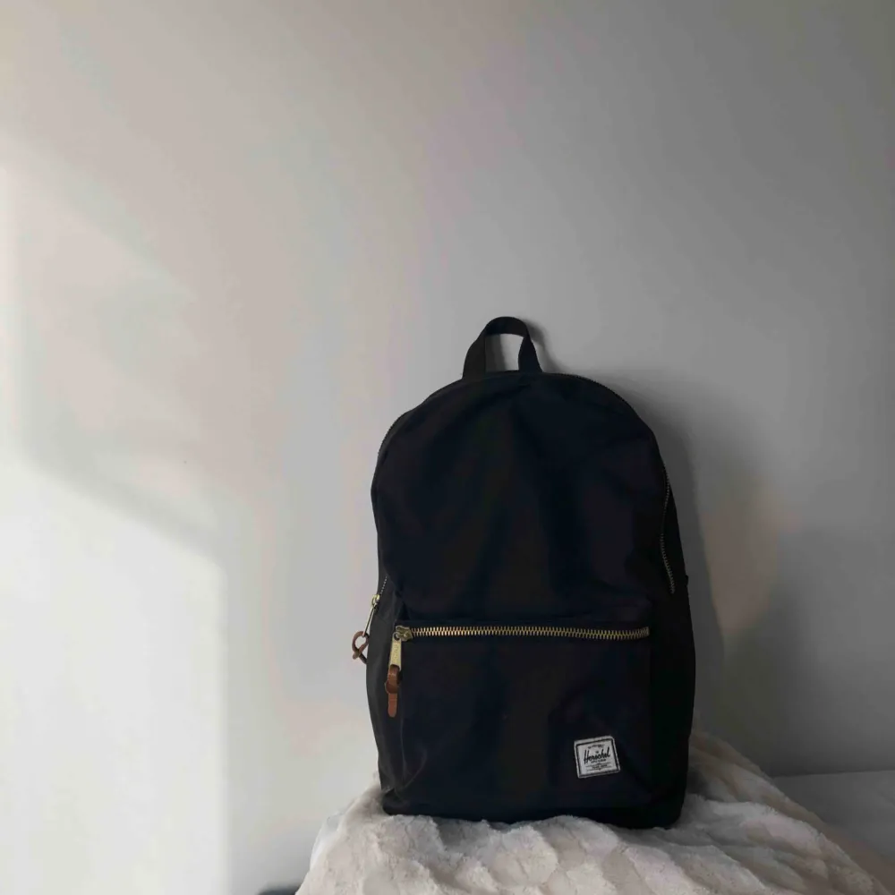 Klassisk svart Herschel ryggsäck. Perfekt till skola eller jobb då det finns ett datorfack i ryggen och du får plats med mycket annat. . Väskor.