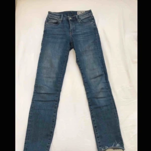  - Tighta jeans. Mid waist. Varken mörka elr ljusa jeans. Slutar vid anklarna å där är de ”avklippta”.